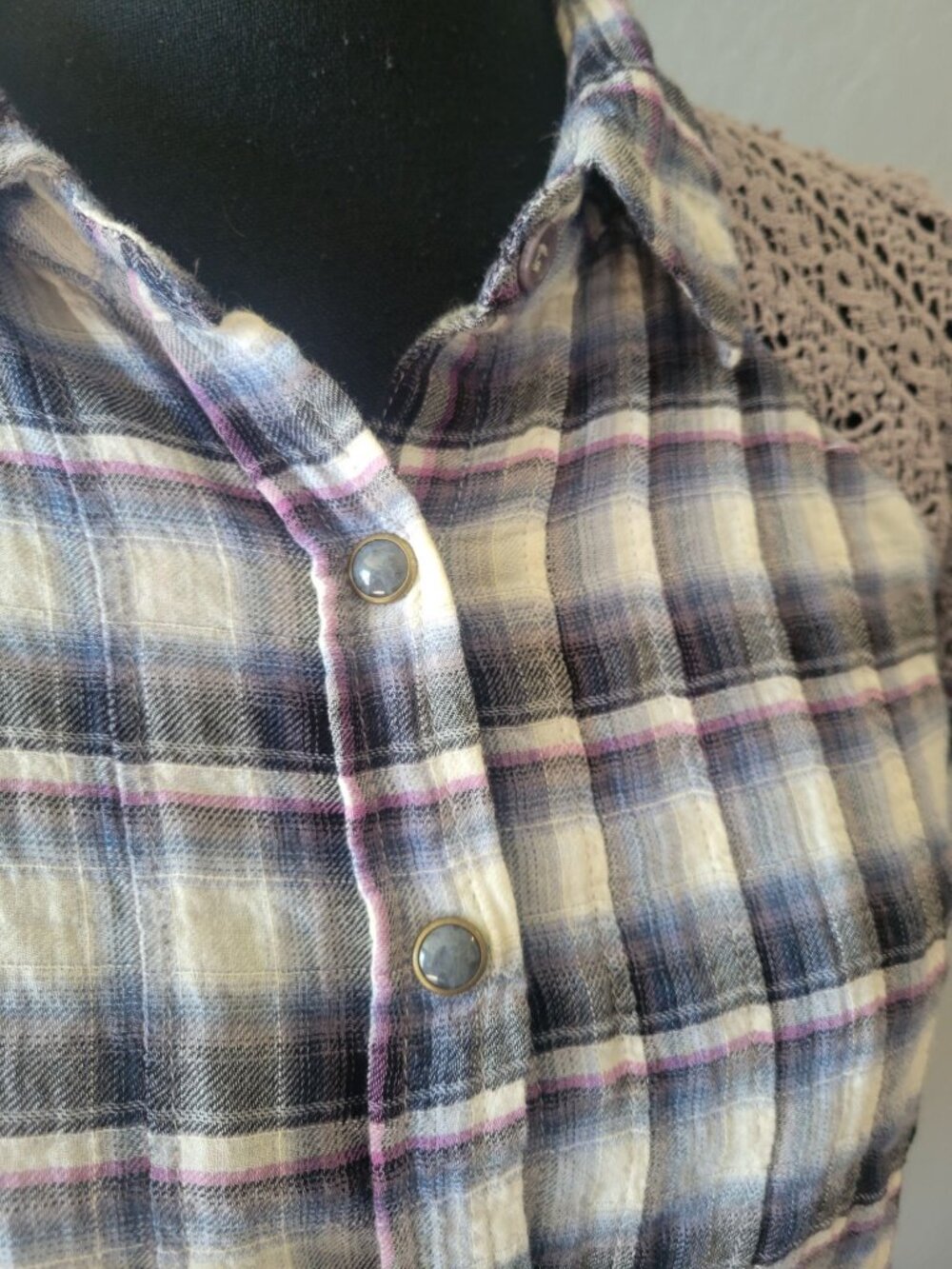 Free People plaid button-down shirt featuring crochet lace on the shoulder SZ L - Picture 4 of 11